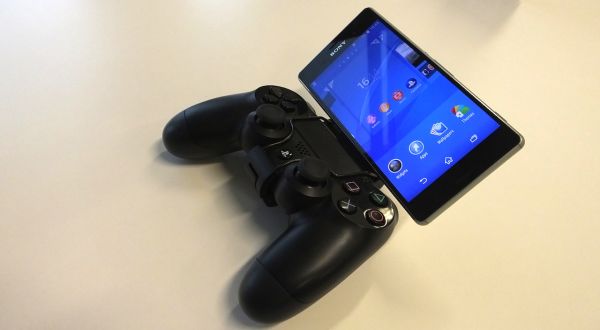 Ilustrasi Dua Smartphone Baru Sony Bisa Mainkan Game PS4 (Foto: Gizdomo)