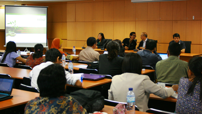 Peserta Lokakarya Meliput Daerah Ketiga II (MDK II) dan 25 peserta pelatihan jurnalistik Lembaga Pers Dr Soetomo dari Timur Leste di Aula Kantor BP Redd+ Jakarta, beberapa waktu lalu