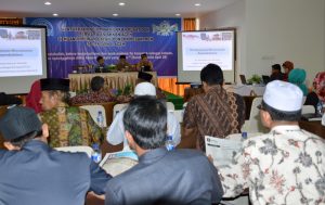 Para ulama dan pimpinan dayah se-Aceh sedang menyimak materi yang disampaikan Ketua Koalisi Indonesia untuk Kependudukan, DR Sonny Harry D. Harmadi|Saniah LS